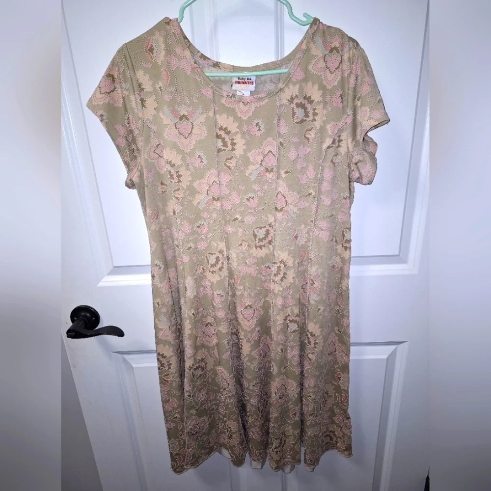 A Ruby Rd favorites Midi length capped sleeve dress in a size large.